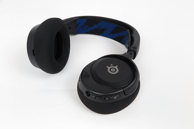 Steelseries Arctis Nova 1P - Das Basismodell der neuen Arctis-Nova-Reihe bietet hohen Komfort und guten Sound – es verbaut die gleichen 40-mm-Treiber wie Nova 3 und Nova 7, die USB- und Funkvarianten.&nbsp;Letztere bieten zusätzliche Features sowie teils deutlich hochwertigere Materialien und bieten eine etwas unterschiedliche Klangabstimmung, das Basis-Modell bietet allerdings schon viele Qualitäten.&nbsp;