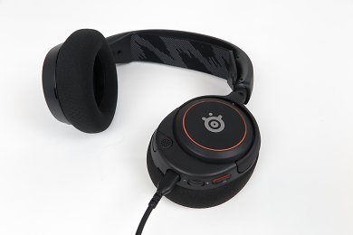 Steelseries Arctis Nova 3 – Das Nova 3 markiert die untere Mittelklasse der Nova-Reihe und kommt mit USB-Anschluss, ein wenige (einstellbarer) RGB-Beleuchtung sowie recht umfangreichen (Software-)Features. Ein Teil dieser Features könnten Sie am PC allerdings auch mit der Sonar-Software des Herstellers nutzen.Das Nova 3 verzichtet obendrein auf einen Klinkenanschluss, das Headset kann also einzig und allein via USB verbunden werden. Das Design ist abseits der gummierten RGB-Seitendeckel das gleiche, gegenüber dem sehr schlichten 1P ist allerdings die Beschichtung der Plastikteile haptisch angenehmer.&nbsp;
