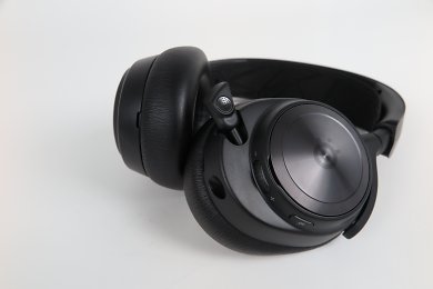 Steelseries Actis Nova Pro - Das Topmodell der Nova-Reihe gibt es nochmals in mehreren Varianten, darunter eine kabellose. Das äußere ist gegenüber dem Oberklasse-Modell Arctis 7 nochmals deutlich hochwertiger und haptisch angenehmer.Das Nova Pro kommt obendrein mit (gegen andere Motive austauschbare) Seitendeckeln aus gebürstetem Aluminium. Die Wireless-Funk-Variante verbirgt unter diesen den austauschbaren Akku. Bei der von uns getesteten Version mit USB-Soundkarte und Klinkenanschluss erfüllen die Seitendeckel indes nur eine zierende Funktion. Das Arctis Nova Pro verbaut im Gegensatz zu den anderen Nova-Headsets qualitativ höherwertige Treiber und ist von all den Nova-Headsets am neutralsten abgestimmt. Die USB-Soundkarte erlaubt den Nutzen bestimmter Funktionen auch ohne Software und bietet einen sehr potenten, klaren Sound. Das Top-Modell leistet am meisten, ist am hochwertigsten gefertigt und klingt mit recht deutlichem Abstand am besten, ist allerdings auch sehr teuer.