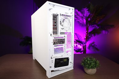 Das Phanteks NV5 wird ohne Lüfter ausgeliefert. Für Gehäuse ohne jegliche Lüfter halten 4× Arctic P12 PWM als Testreferenz in der möglichst sinnvollsten Konfiguration her.