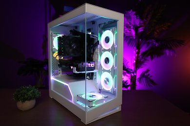 Phanteks stellt für das NV5 die eigenen D30 120er-Lüfter in RGB-Optik in den Vordergrund. Mit einer Mischung von 