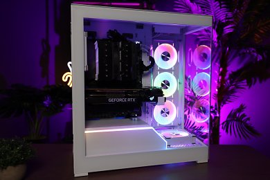Phanteks stellt für das NV5 die eigenen D30 120er-Lüfter in RGB-Optik in den Vordergrund. Mit einer Mischung von 