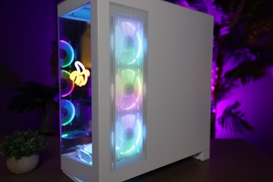 Phanteks stellt für das NV5 die eigenen D30 120er-Lüfter in RGB-Optik in den Vordergrund. Mit einer Mischung von 