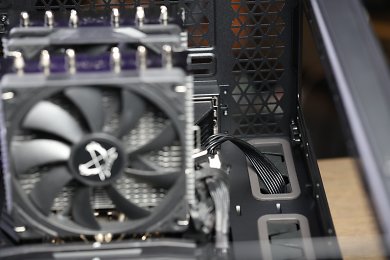 Zum Anschluss von Strom- oder Peripherie-Buchsen ist rundum genug Platz. Prominentes Beispiel: die CPU-Anschlüsse.