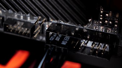 Alternativ kann man, wenn man statt eines Gehäuses ein Open-Benchtable nutzen möchte, den Kontakt an der Platine auch selbst überbrücken (entweder mit einem separaten Schalter oder beispielsweise einem Schraubenzieher, für erfahrene Nutzer).&nbsp;