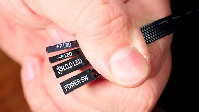 Die meisten Cases geben jedoch separate beziehungsweise geteilte Steckereinfassungen für je Power, Reset und LED-Lichter an die Hand.