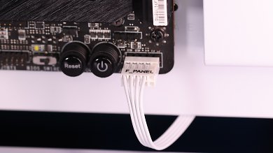 Manche Gehäuse bieten für die Power-Pins ein (teils optional) gebündeltes Frontkabel an, das den Anschluss um einiges erleichtert.