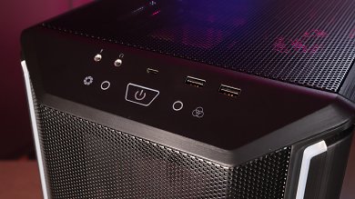 Sofern der Netzteilschalter auf I steht und alle Platinenanschlüsse korrekt verbunden sind, kann mittels Drücken des Gehäuseschalters (als kurzzeitige Überbrückung der Kontakte) der Rechner auch gestartet werden.