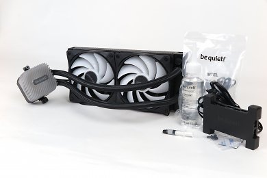 Neben einer Flasche Kühlflüssigkeit zum Nachfüllen liegt ein RGB- und Lüftercontroller bei.