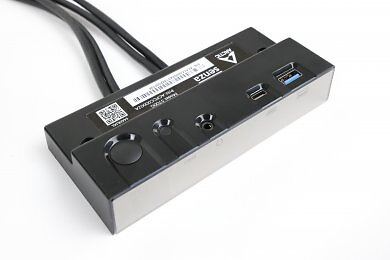 Die Front-IO verfügt neben An- und Reset-Schalter über USB-A, USB-C und eine 3,5 mm Kombi-Klinke.