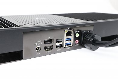 Spartanisch, aber funktional: HDMI, Displayport, LAN, vier USB-A-Anschlüsse sowie Audio in und out.