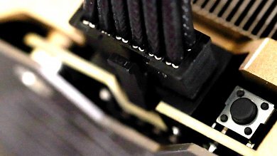 12V-2×6 sollte bei zu großer Lücke ein Booten verhindern (kürzere Sense-Pins). Der Unterschied ist subtil, aber im Gegensatz zur 12VHPWR-Buchse muss das Kabel in der Tat etwas tiefer in 12V-2×6 gesteckt werden. Einrasten mussten wir das Kabel für den Test mit suboptimalem Anschluss dabei dennoch nicht.