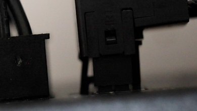 So nicht vorgesehen und definitiv ein Anwenderfehler: Beim Anschließen von Stromkabeln darf keine sichtbare Lücke bleiben. Schiefe Winkel gilt es zu vermeiden. Nach dem erstmaligen Zusammenbau empfiehlt sich ein Rundum-Check aller Anschlüsse – für genau solche Fälle wie hier zu sehen.&nbsp;