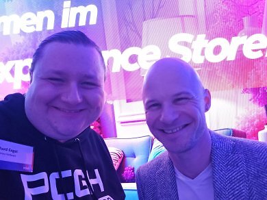 Anlässlich unseres 25-Jahre-Jubiläums für ein Foto zur Seite geschafft: Ex-PCGH-Redakteur Marc Sauter. Zwar hat er es aus organisatorischen Gründen nicht als Interview-Partner in unsere PCGH-Doku geschafft, schwelgt aber nach wie vor von der guten, alten Zeit.
