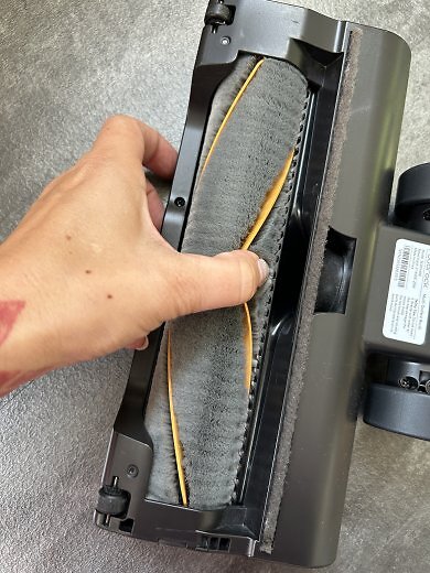 Die Hauptbürste verfügt über sogenannte Jawscrapers, die Haare durchtrennen.