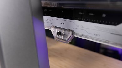 Hinter dem kleinen Logo verbirgt sich der gut bedienbare Joystick für das übersichtliche OSD. Links des Joysticks ist eine Schnelltaste untergebracht, die standardmäßig als Modusschalter für den Dual-Mode dient, rechts das Standby.