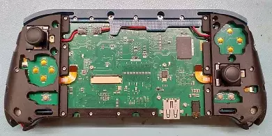 PCB der Playstation 2 Portable mit FPGA-Chip und sechs originalen Sony-ICs