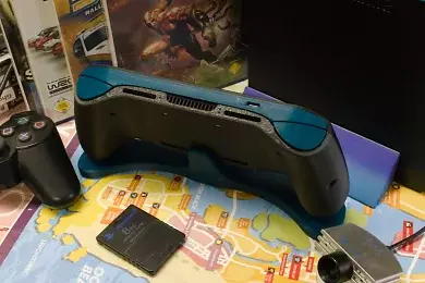 Die Rückseite der Playstation 2 als Handheld von Modder Tschicki mit nachgebautem Mainboard und 5-Zoll-Display