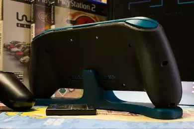 Die Rückseite der Playstation 2 als Handheld von Modder Tschicki mit nachgebautem Mainboard und 5-Zoll-Display
