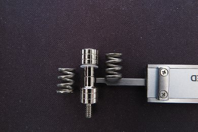No hard stop: Thermal Grizzly's knurled nuts can theoretically be tightened until only 4.5 mm remain between them and the cooler mount (indicated by the upper edge of the calliper). The spring coils, however, measure 5.3 mm.