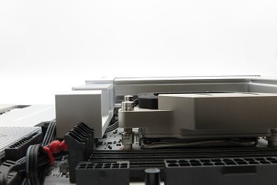 The Delta Mate MPII manual leaves out some important details, so we are using Thermal Grizzly's recommended maximum mounting pressure for its flagship block as an example: tighten the nuts until the first groove reaches the mounting frame.