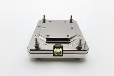 The Heatkiller V Ultra's screws are spring-loaded and anchored in the intermediate plate.