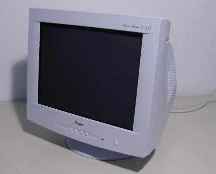 BLAUWEISS: Die Gehäusefarbe des Monitors geht leicht ins Blaue, dadurch hebt er sich etwas vom Einheitsgrau der Monitore ab.