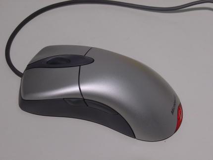 FORMSCHÖN: Die IntelliMouse Explorer liegt sehr gut in der Hand, ist allerdings für Linkshänder nicht geeignet.
