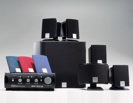Farbenfroh: Den Stoffbezug für die Satelliten und den Subwoofer gibt Farben.