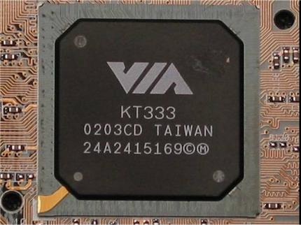 KT333-Northbridge: VIAs KT333-Chipsatz unterstützt schnelleren PC333-Speicher, den es allerdings fast nirgendwo zu kaufen gibt.