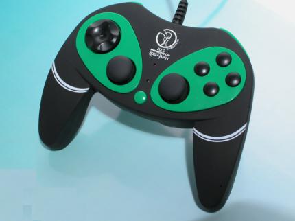 Thrustmaster: Das Gamepad zur Fußball-WM im Test