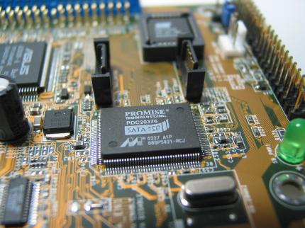 Controller: Zurzeit ist für Serial ATA noch ein separater Controller auf dem Mainboard erforderlich. Zwei SATA-Anschlüsse sind damit realisierbar.