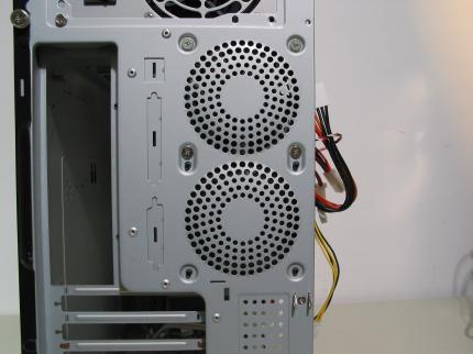 Schritt 2) Manche Tower haben schon Einbauplätze für 80mm-, 60mm- und 40mm-Lüfter mit passenden Bohrungen. 