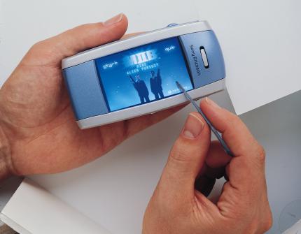 Das Smartphone von Sony Ericsson ist sehr handlich. Die einzelnen Menüpunkte lassen sich einfach ansteuern.