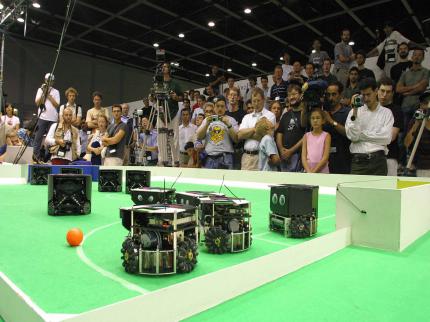 Diese kleinen Fu&szlig;ball-Roboter versuchen, den roten Spielball ins gegnerische Tor zu befördern.