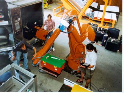 Roboter werden in immer mehr Bereichen des täglichen Lebens eingesetzt. Dieser Roboter hilft bei der Gepäckverladung. 