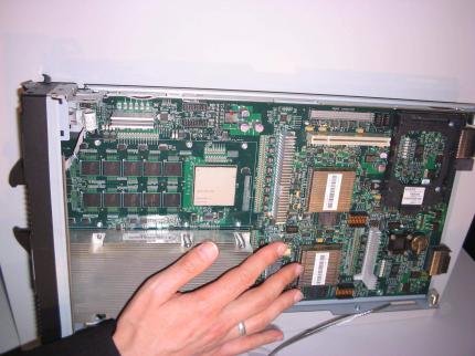 Bild von einem IBM-Cell-Blade. Besonders daran ist, dass der Speicher (XDR-RAM) fest auf dem Mainboard verlötet ist, ohne Aussicht auf Erweiterung per Steckslot und XDR-RAM-PCB.
Quelle: Martin Bobowsky