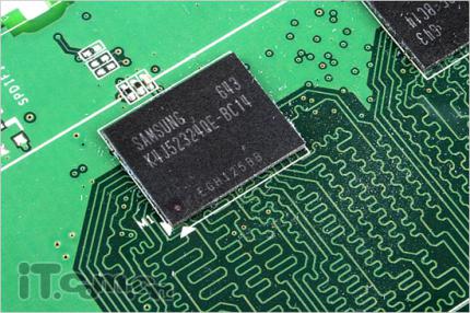 Samsung GDDR3-Chip mit 1,4 Nanosekunden Zykluszeit in BGA-Bauweise