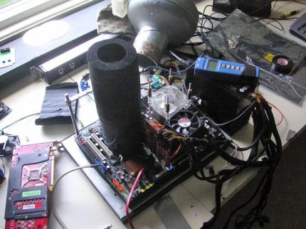 Quelle: Nordichardware.com
Kincs Versuchsaufbau mit Flüssigstickstoff-Extremkühlung einer R600 