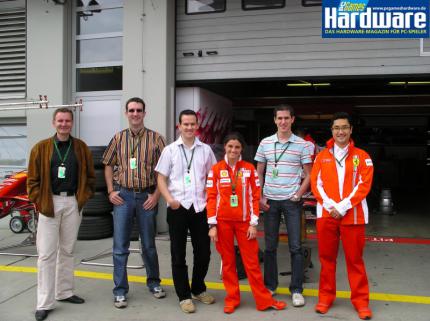 Gruppenfoto mit den Ferrari-Leuten