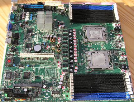 Opteron 2350 Server: ASUS KFSN4-DRE (Bild: Anandtech)