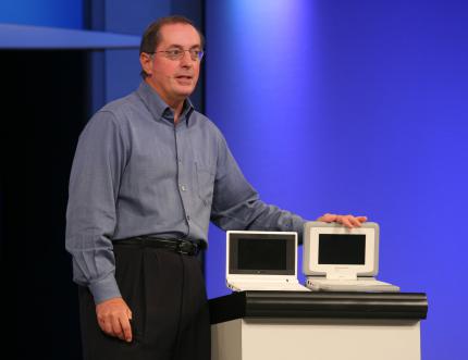 Paul Otellini zeigt zwei neue Laptops aus der 200-US-Dollar-Klasse (Bild: Intel)