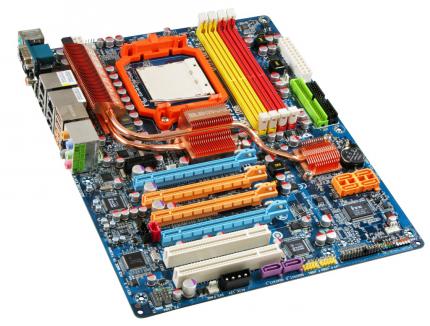 Eine erste RD790-Platine von Gigabyte. (Bild: Gigabyte)