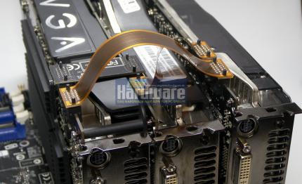 Bis auf die bereits fotografierte, spezielle SLI-Brücke die einzig mögliche Verbindung aller dreier Karten zu einem Triple-SLI-Verbund. Möglicherweise variiert die Reihenfolge der SLI-Brücken.