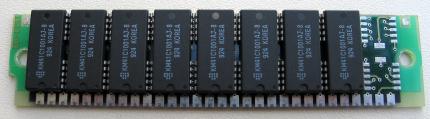Samsung-Speicher im SIMM-Format mit 30 Kontakten. Hier mit schon recht dichter Bestückung. (Bild: rabayjr.com)