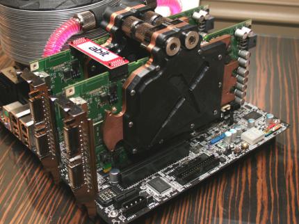 WayTronX: Ein Blick auf die beiden Grafikkartenkühler. (Bild: Techpowerup)