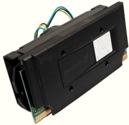 Der Pentium 3 im klobigen Slot-Design (Bild: hardware-chris.de)