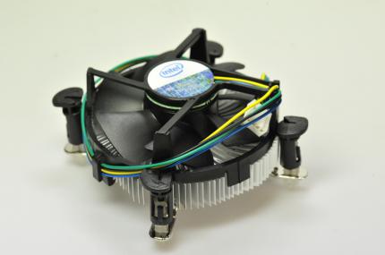 Der Boxed-Kühler ist bei Wolfdale-CPUs relativ flach. (Bild: PCGH)