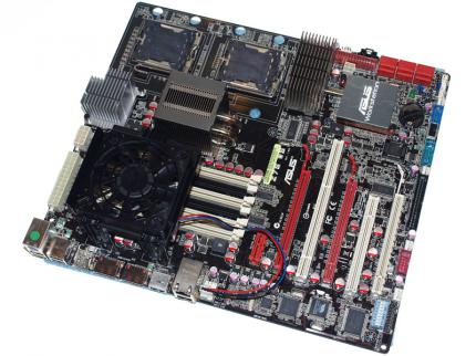 Asus Z7S WS: Dank digitalerer Spannungsregler konnten die Abmaße im Vergleich zu Intels Referenz-Modell deutlich reduziert werden (Bild: Hothardware.com)