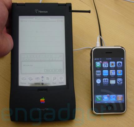 Großvater trifft Enkel: Apple Newton und Iphone (Bild: engadget)